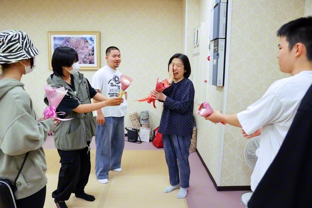 勤行会の取材が終了したと思ったら――本部女性未来本部長に未来部員から花のプレゼントが。この日が誕生日ということを知ったメンバーによる“サプライズ”だった