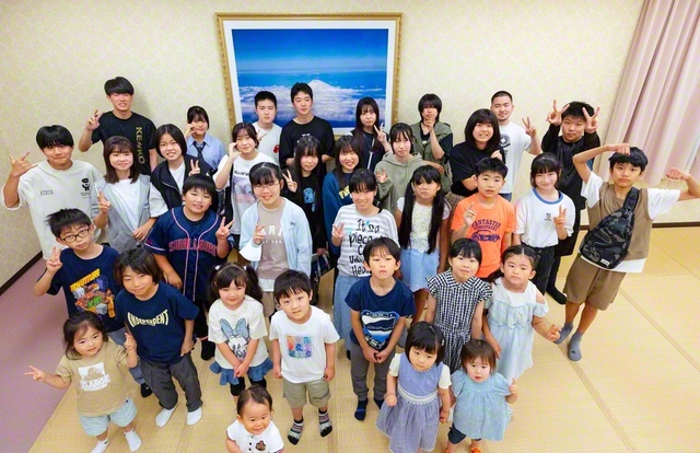 西池袋池田本部の未来部と未就学のメンバーが、それぞれにポーズを取って（5月26日、豊島長崎会館で）
