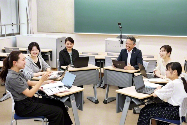 国際看護を学ぶ佐々木教授（右から3人目）と忍田講師（同4人目）の合同ゼミ