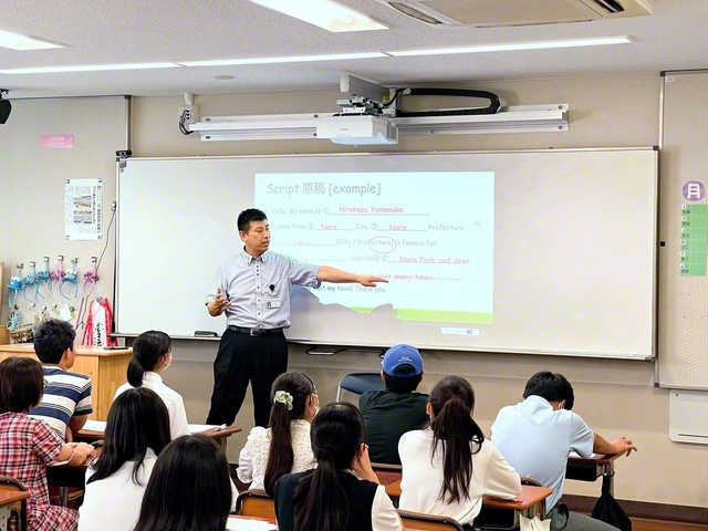 関西創価高校の英語の体験授業。自己紹介の仕方を楽しく学ぶ