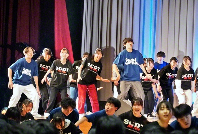 パフォーマンスを披露する男女ダンス部（昨年12月）