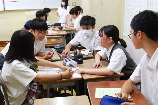 「探究」の授業で、オープンキャンパスで行う企画を練る生徒たち。来場者の喜ぶ顔を思い浮かべると、議論に熱がこもる