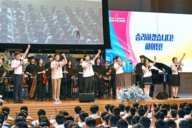 世界青年学会の先駆を！――韓国SGIの第4回本部幹部会では、未来部の代表が元気いっぱいに後継の誓いを述べた（池田記念講堂で）