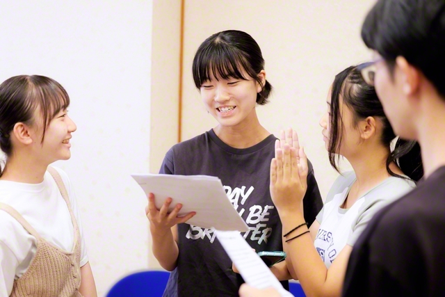 「うまいね」「いい感じ！」――お互いのスピーキングを見せ、たたえ合う高等部員たち
