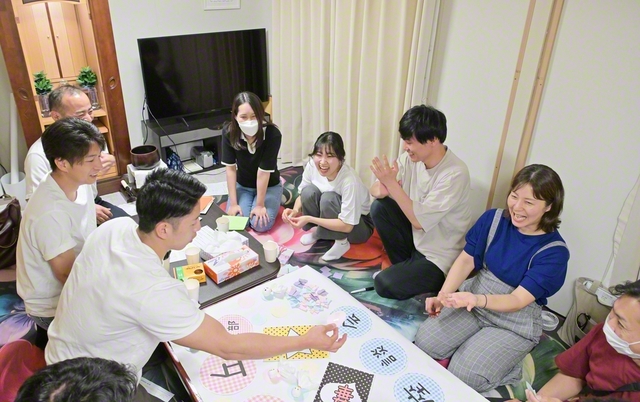 座談会に向け、ポスターを作るなど、準備を進める「チーム華男」。協議会では「どうしたら参加者に楽しんでもらえるか」と皆で考え、式次第や企画を練る（6月、大阪府豊中市内で）