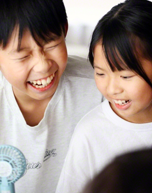 「暑くない？　大丈夫？」と、ばぁばを気遣った今瑛斗さん㊧・仁葉さんきょうだい。だが、扇風機の風が強過ぎて。ばぁばが笑って、二人が笑う夏休み