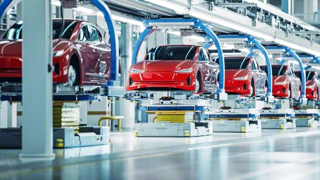 デジタル技術により、製造の自動化が加速する自動車工場　©SweetBunFactory/Getty　Images