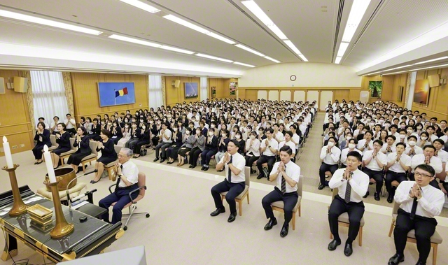 青年の手で不戦の時代を――原田会長と青年世代の代表が出席した「世界平和祈念　戦没者追善勤行法要」（東京・信濃町の広宣会館で）