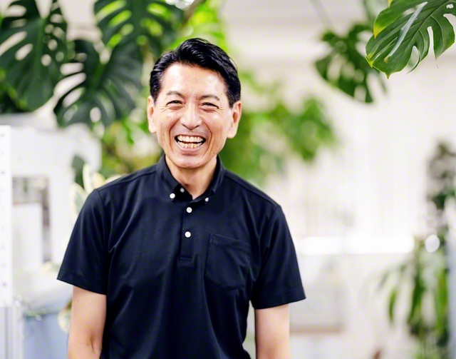 「社長の自分が成長しないと、会社の器は大きくなりません」と長谷川さん。不景気や自身の発病など、逆境を越えてきた強さが、笑顔の奥にある