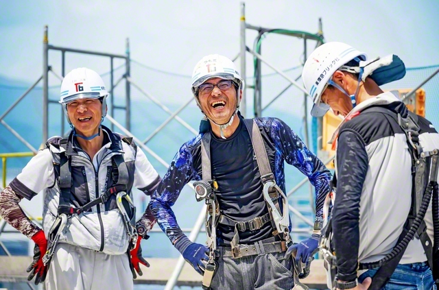 つかの間の談笑が心の清涼剤。この日は弟の弘雄さん㊨と法雄さん㊧が作業に加わった