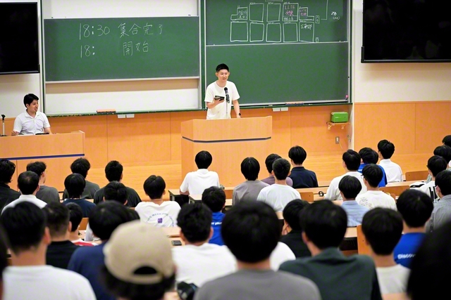森薗学生部長が試験に臨む学生部員を激励した（東京・八王子市の創価大学で）