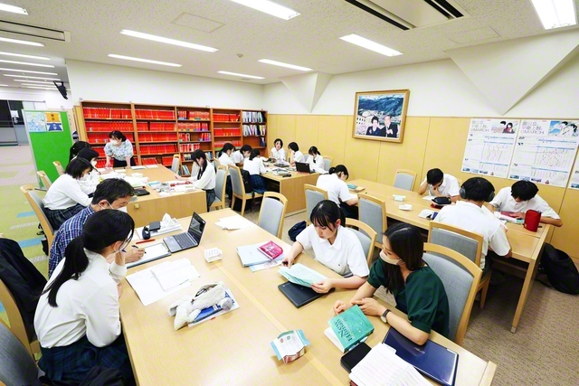 キャリアセンターの一角にある「時習館」。授業の課題や各種検定などについて教員に質問・相談する生徒でにぎわう