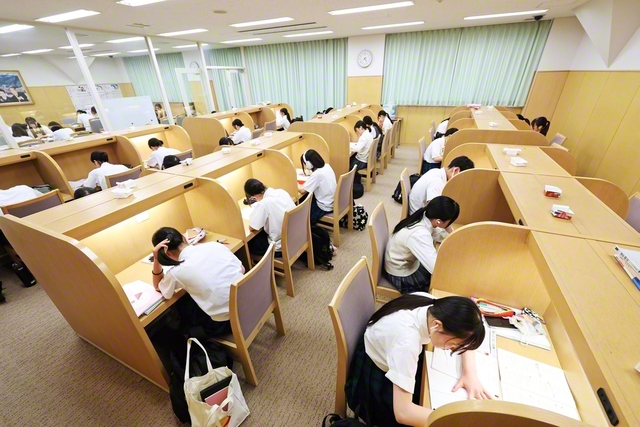 「自習室」で学ぶ生徒。キャリアセンターに併設されたこの部屋は、一席ずつに仕切りがあるため、生徒たちは集中して勉強に取り組める