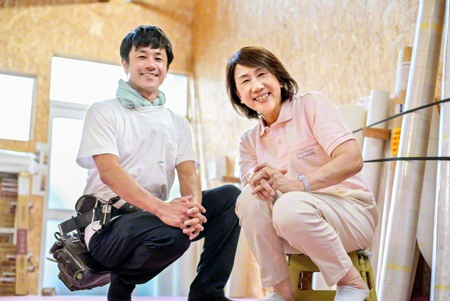 母は子を思い、子は母を思う。「一度もけんかしたことないんです」と笑う松本さん㊨と大輔さん