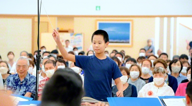 今月10日の「希望の絆」コンサートでタクトを振る蓮さん。「楽しかった！」。残りわずかの夏休みも、クラスメートや名古屋の“じいじ”が遊びに来る予定