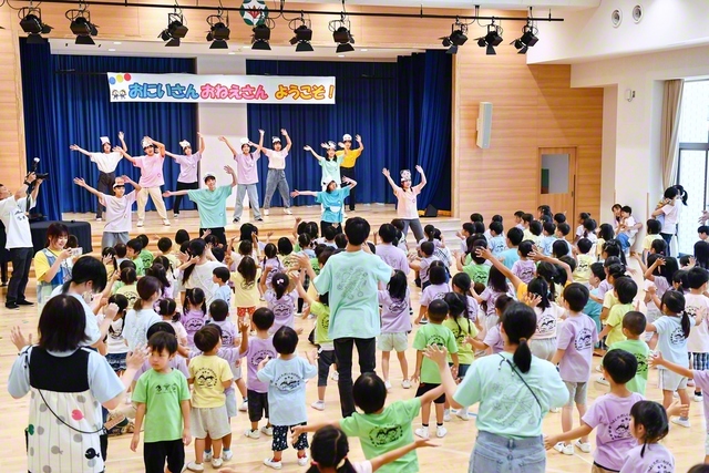 創大生が札幌創価幼稚園の園児と交流（29日、同園で）