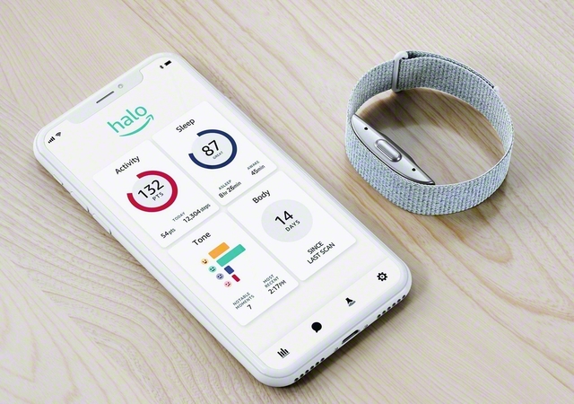 リストバンドとスマホのアプリで健康管理するサービスも（米アマゾン・ドット・コム提供）