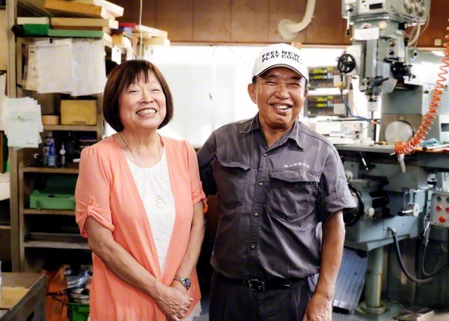 伸び続ける業績に、「俺、題目のあげ過ぎか」と冗談を飛ばす夫・英昭さん㊨に、「すぐ調子の良いことを言うんだから！」と妻・けい子さん。苦節を越えて、夫婦の歩みはどこまでも