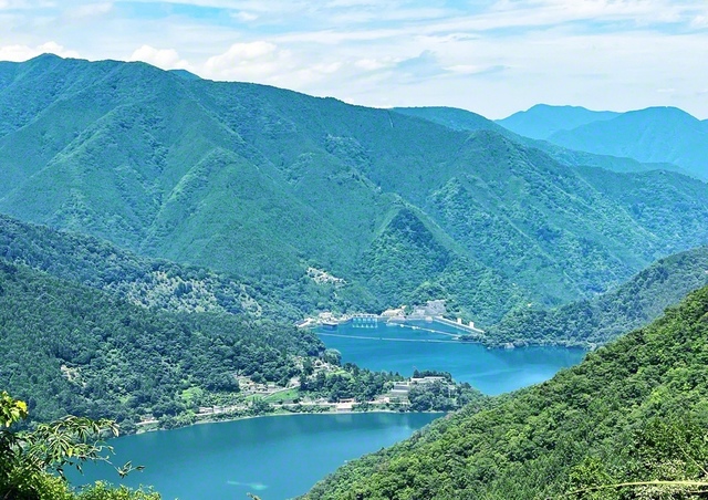 緑豊かな山々に囲まれた奥多摩湖。東京都の貴重な水源になっている（東京都奥多摩町）＝東京編集部・新井久美子通信員