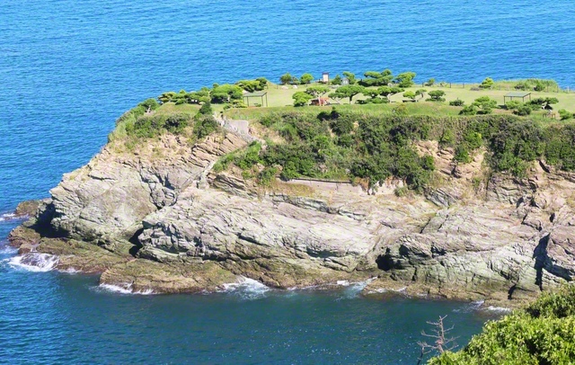 万葉ゆかりの地の「番所庭園」（和歌山市）。番所の鼻と呼ばれ、海に長く突き出た地形をしている。紀州青石の海岸美も楽しめる＝和歌山支局・宮井三起通信員