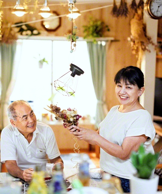 「家族が題目で団結していくのを感じたんです」と髙梨さん㊨。夫・勉さんは、当時先輩から言われた「あなたが真剣に題目をあげるんだ」との言葉が忘れられないという
