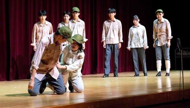 演劇では、小道具や音響、照明等にこだわり、迫真の演技を行った（東京・創価高校で）