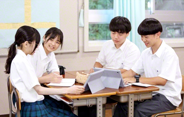 切磋琢磨して学ぶ生徒たち