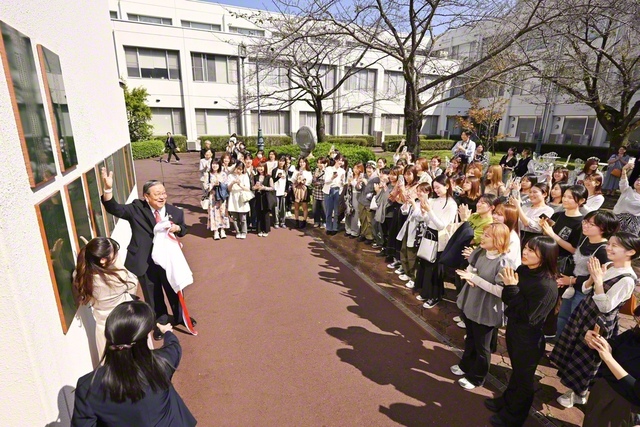 水元短大学長が出席し、代表と共に銘板を除幕（創価女子短大で）