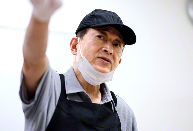 週に1回の子ども食堂。ひとたびキッチンに立つと表情は真剣そのもの。「子どもは正直ですから。手は抜けません」。磨き上げた腕を振るう