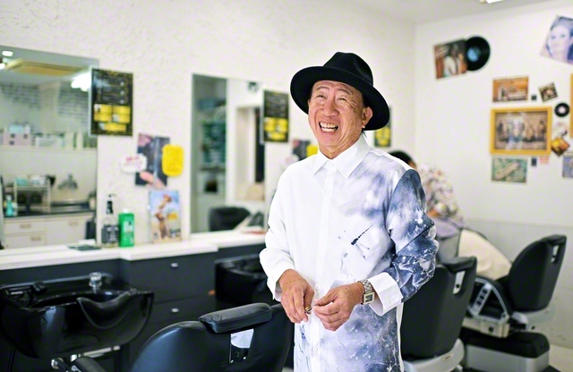 「『岡原さんにカットしてもらいたいねん』。そう言ってくださるお客さまがいる限り店に立ちたいね」と岡原さん