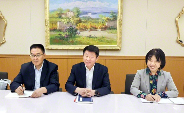 陳副主任㊥ら中国・新疆文化交流代表団が来訪（学会本部第2別館で）