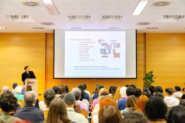 スペイン文化会館で行われた「核軍縮のための同盟」の集いでIPPNW共同会長のウマーニャ氏が講演