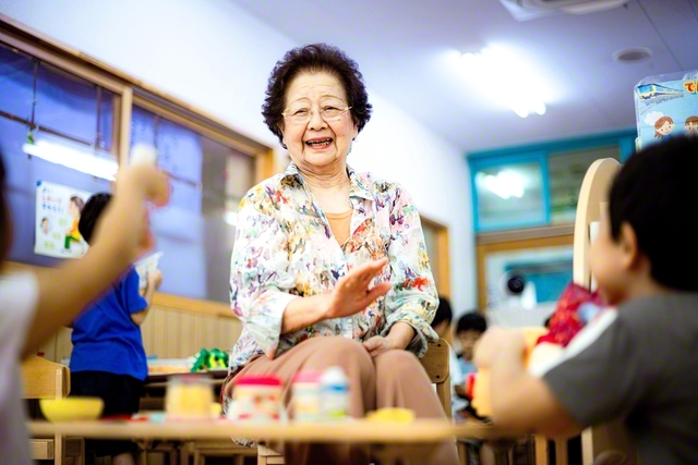 「エンチョーセンセー、これ見てー」。むじゃきな園児に癒やしとパワーをもらう日々。「子どもに投げかける言葉は、そのまま自分にも当てはまる」。松葉さんは園児と一緒に毎日を進む