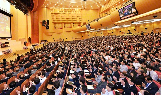 人間主義の哲理を世界へ未来へ！――韓国で行われた教学研修会。壮年部のリーダーは、「広布の最前線で、宿命と闘う同志を励ましながら、共に折伏に挑みます」と（首都ソウルの池田記念講堂で）