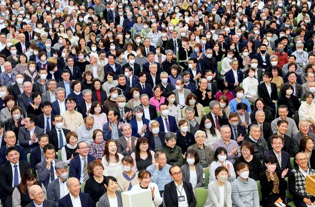 「北海道さえあれば、学会は永遠なり」という難攻不落の「三代城」を――池田先生の限りない期待を胸に、勇進を約し合った北海道の友。集いでは、金澤主任副会長、西方青年部長もあいさつした（北海道池田講堂で）