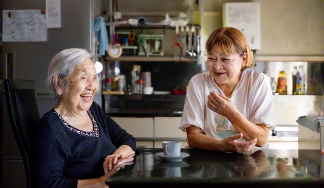 日だまりの台所でおしゃべりする早智子さん㊨と母のタカさん。「仲良くしようね」とタカさんがほほ笑んだ