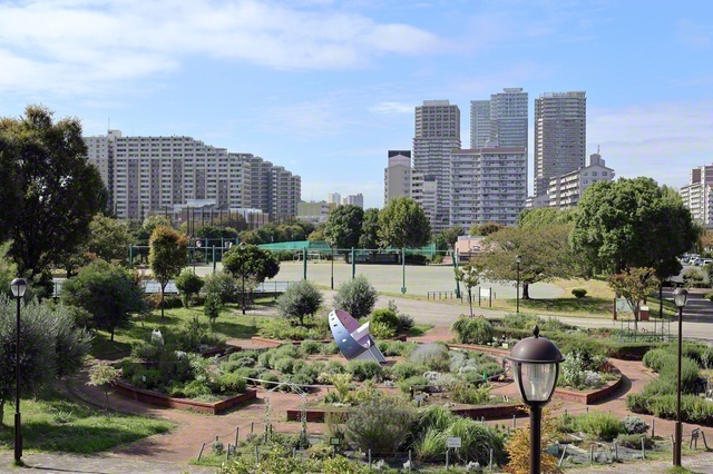 汐入公園のシンボルになっている日時計。周辺のガーデンは、ボランティアによって手入れがされている（東京都荒川区）。荒川の友は、民衆王者の誇りに燃えて、広宣の時を刻む