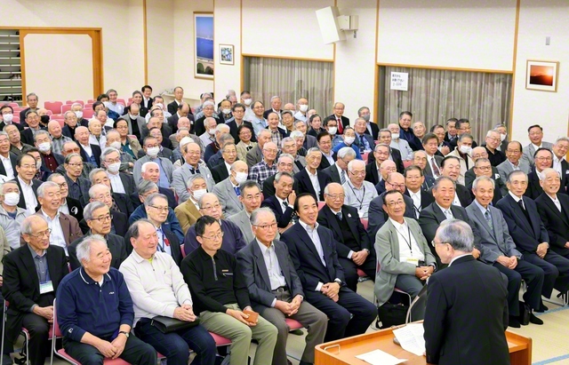 広布開拓の勇者・北海道の太陽会。札幌本陣・池田総県の友が原田会長と共に意気高く（北海道文化会館で）