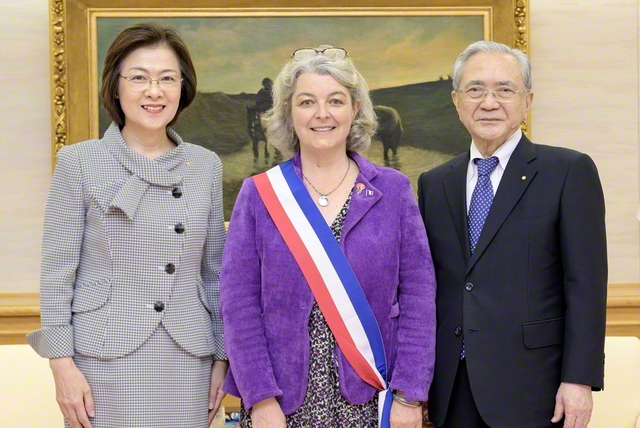 アンヌ・ペルチエ＝ル・バルビエ市長㊥と原田会長㊨、永石女性部長が記念のカメラに（学会本部別館で）