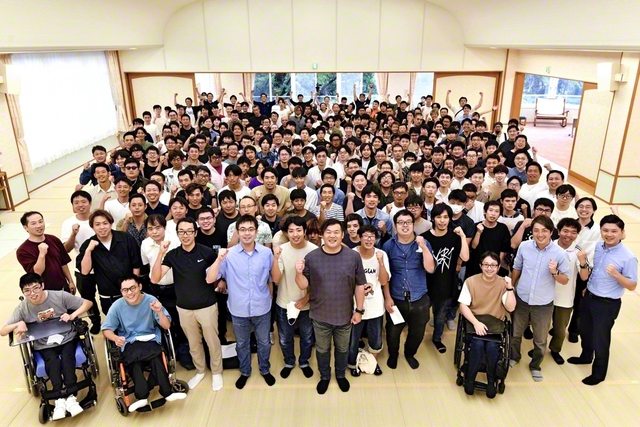 本年9月に行われた宮崎総県の「ニューパワー大会」。“ニューパワー”の代表約10人が登壇して、清新な決意を述べた（宮崎研修道場で）