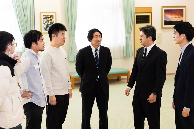 永友さん（右から2人目）が宮崎希望圏の友と。「メンバーの仲の良さが誇りです」（宮崎文化会館で）