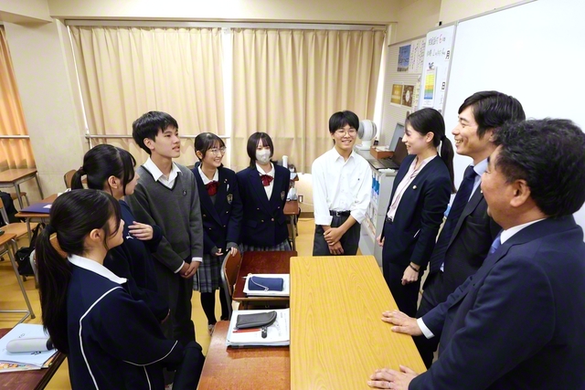 社会の特別授業を終え、講師を務めた弁護士たちを質問攻めにする創価中学校の3年生たち。時間が足りず、昼食を一緒に食べながら話を聞く生徒もいた（2024年11月）
