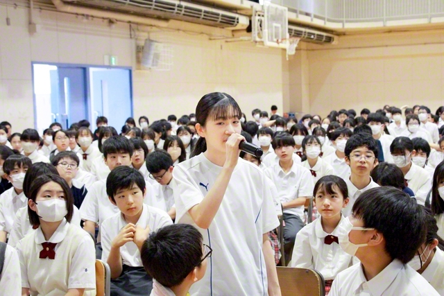 人権教室はパネルディスカッション形式で進められ、生徒の代表も意見を発表した（2024年6月）