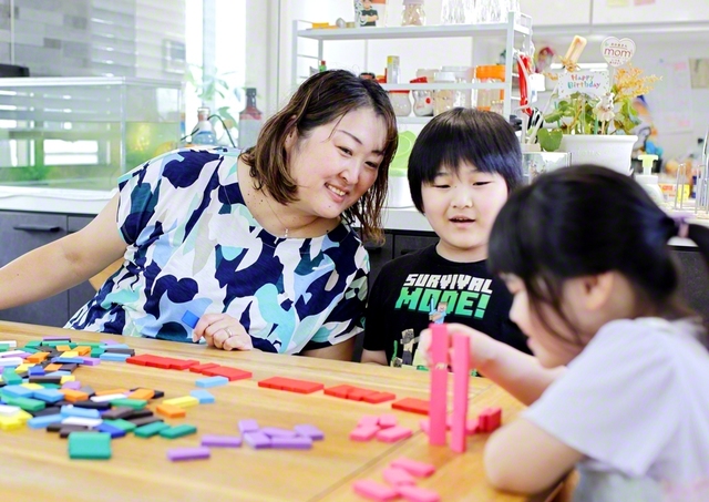 HSC（人一倍、敏感な子）や不登校の子どもたちのための居場所「つむぐ」。代表の武藤さん㊧は「子どもには自ら成長する力が備わっていると信じています」と