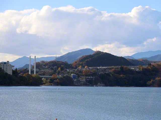 豊かな自然に囲まれる相模湖。色鮮やかな山々が陽光に照らされていた（神奈川県相模原市）