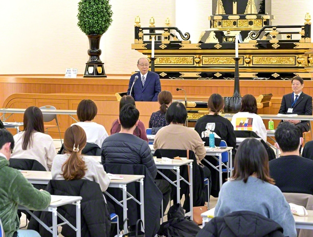 長谷川理事長が東京・豊島総区の受験者にエールを送る（東京戸田記念講堂内の豊島文化会館で）