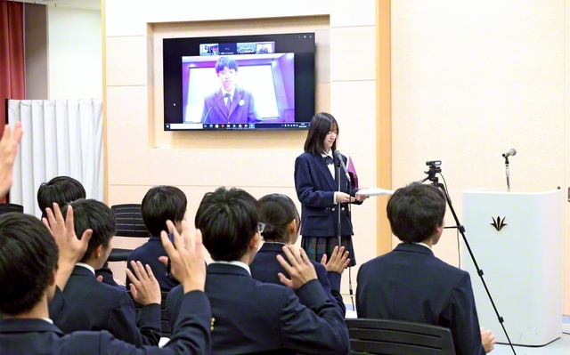 手を振って呼びかけに応える関西創価高校の生徒たち