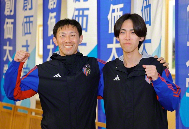 榎木監督㊧と主務の真央さんが肩を組み、健闘をたたえ合う（3日、創大で）