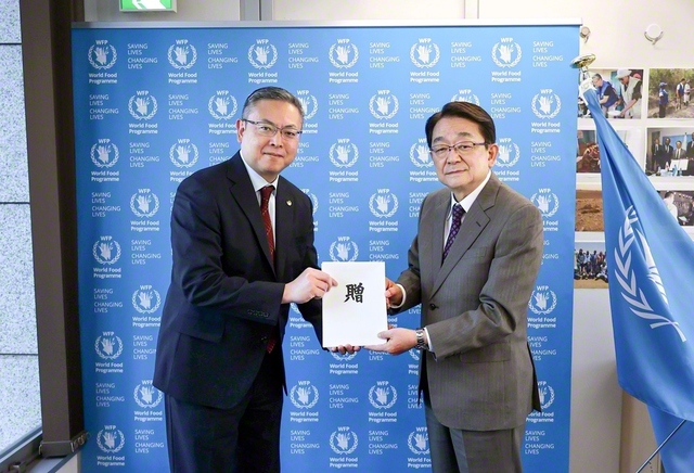 国連WFP日本事務所の津村代表㊧に目録を手渡す寺崎副会長（都内で）