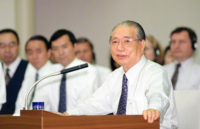 1997年1月、東京戸田記念講堂で行われた第1回全国男女記念幹部会で、後継の青年にエールを送る池田先生